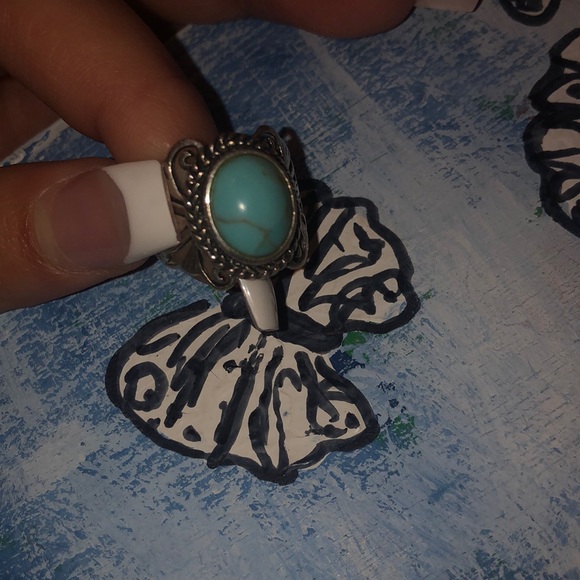Stainless steel detailed thrifted ring with turquoise rock in middle - Picture 4 of 4